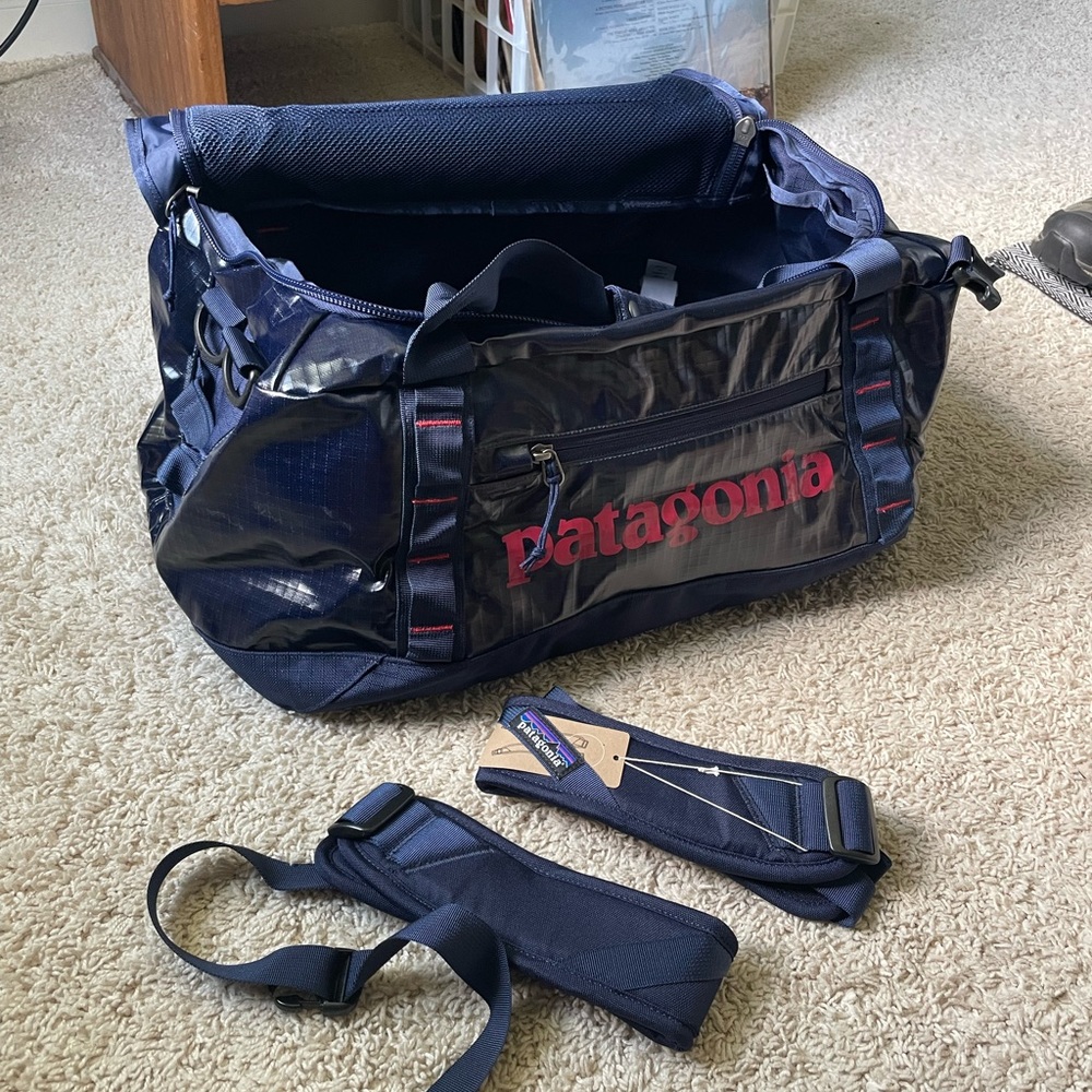 NWT Patagonia black hole 40L duffel bag